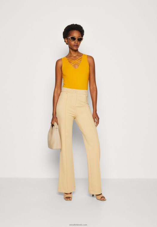 Anna Field kvinner topp mørk gul P266L461