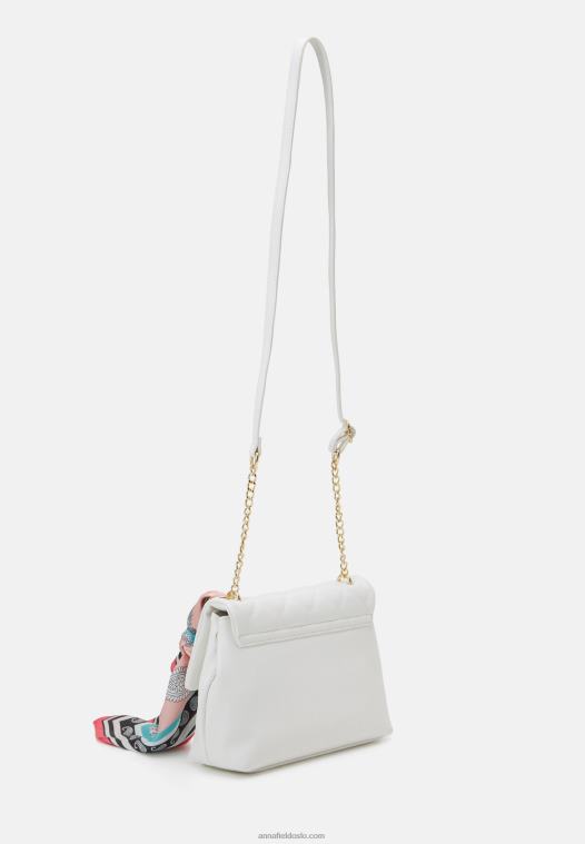 Anna Field kvinner over kroppsvesken hvit P266L2527