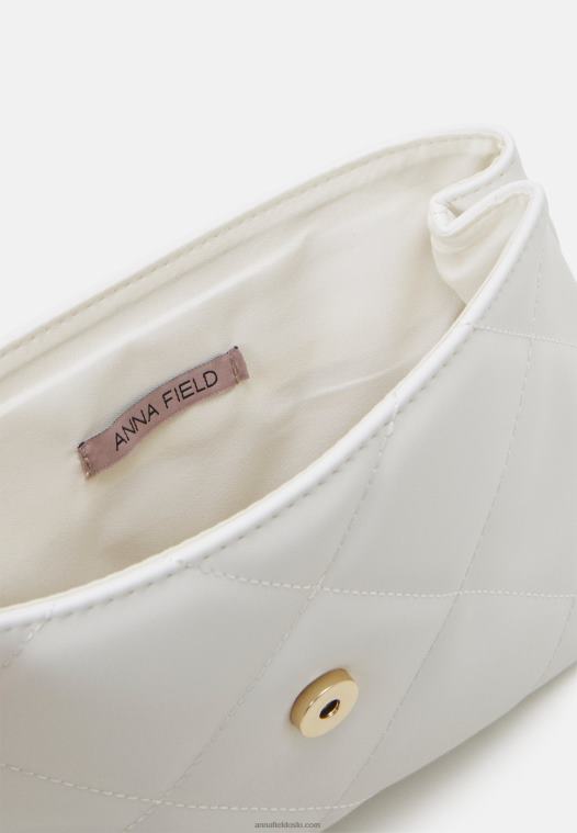 Anna Field kvinner over kroppsvesken hvit P266L2527