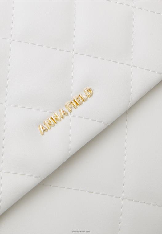 Anna Field kvinner over kroppsvesken hvit P266L2527