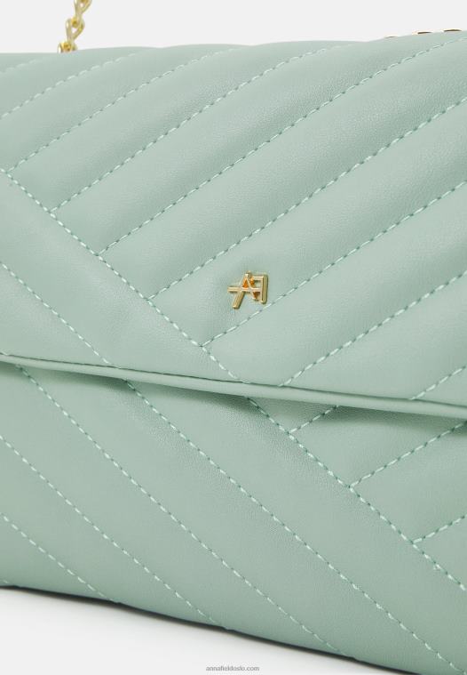 Anna Field kvinner på tvers av kroppspose mynte P266L2552